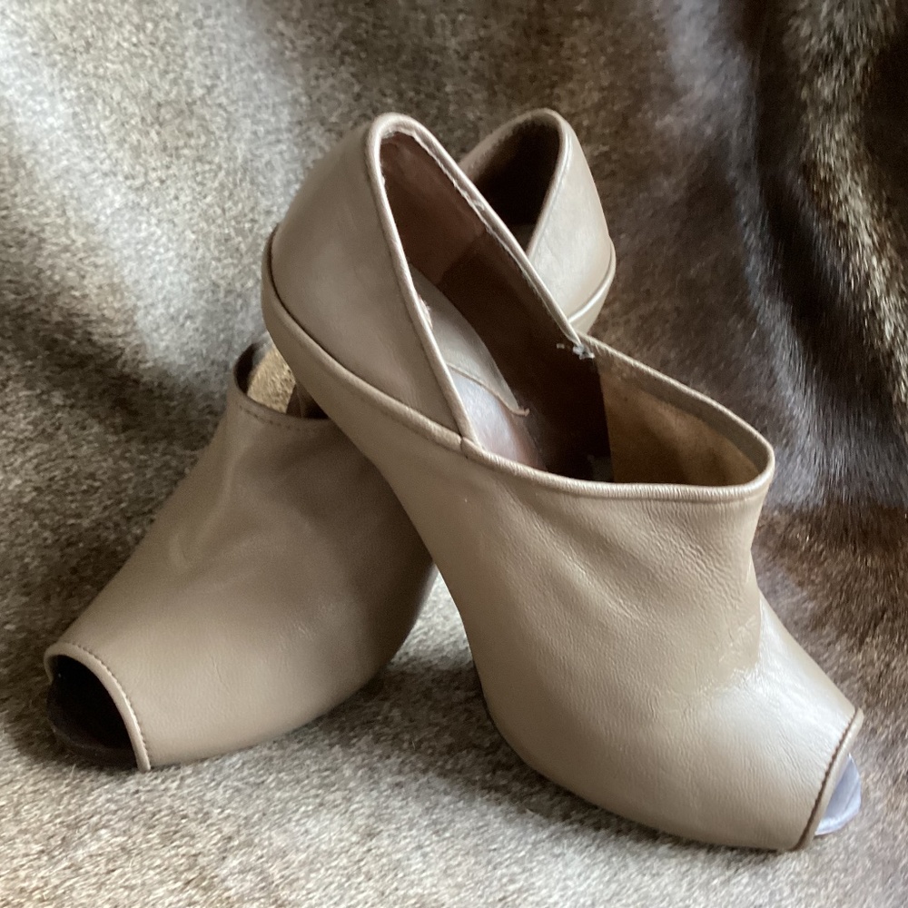 Vintage Max Studio Fine Leather Peep Toe Heels
